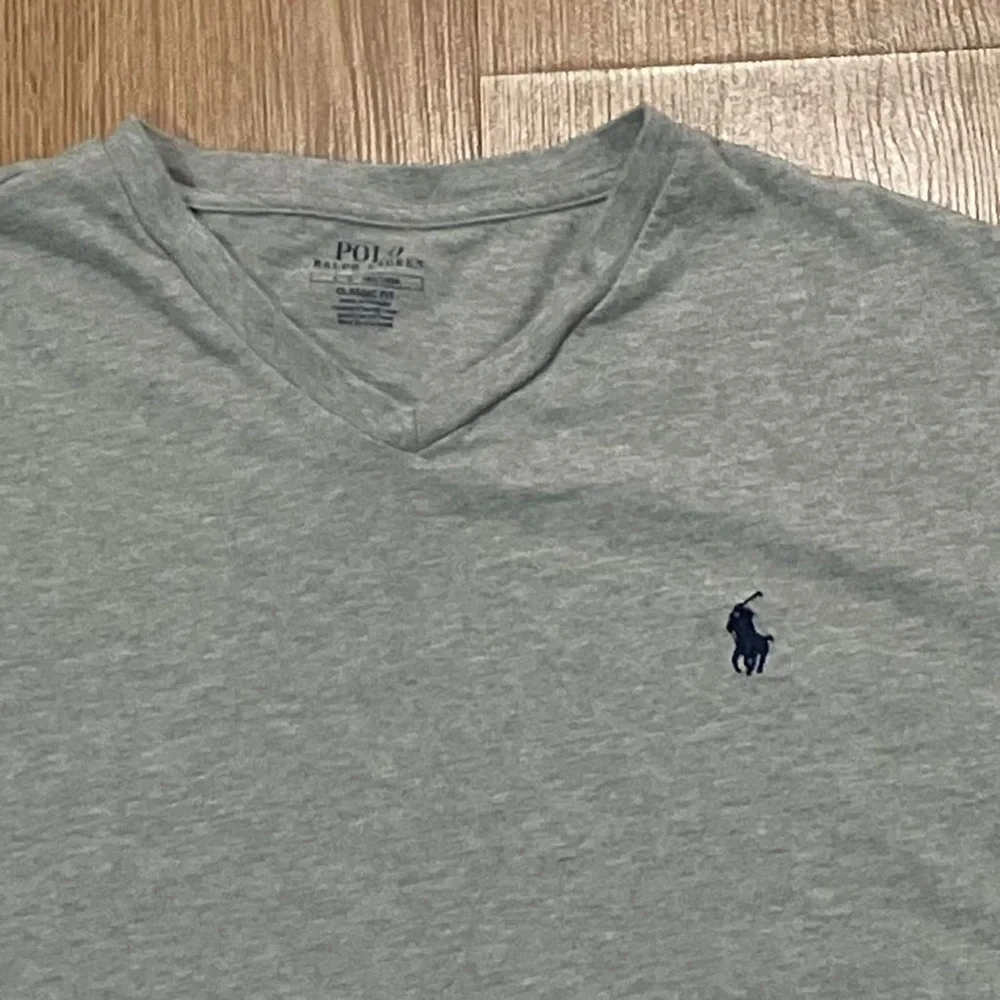 Polo Ralph Lauren Men’s Large Short Sleeve V-Neck T-shirt Gray Preppy Classic